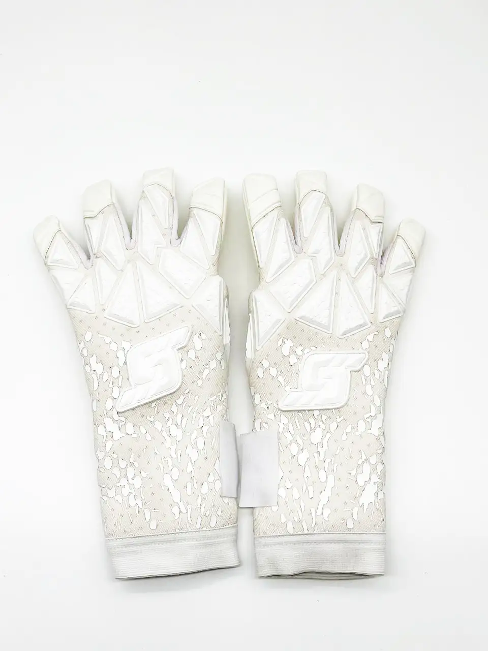 Вратарские перчатки футбольные Tigershop  белые