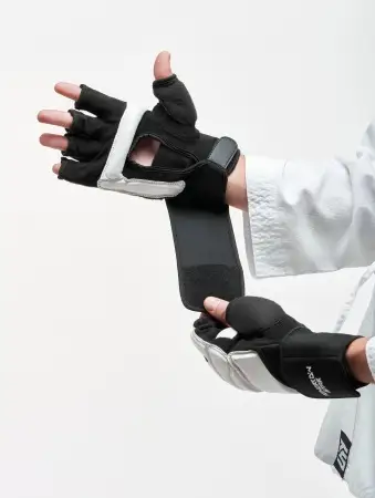 Перчатки для тхэквондо Tomorrow Star Vortex черно-белые