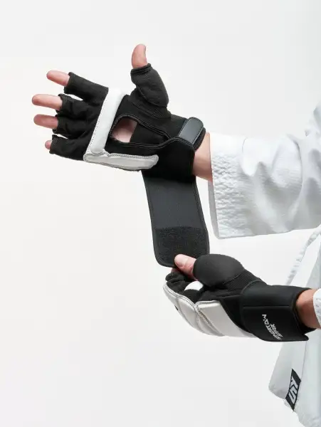 Перчатки для тхэквондо Tomorrow Star Vortex черно-белые