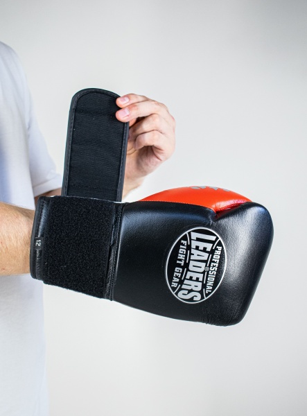 Перчатки боксерские LEADERS LiteSeries (черно-красные)