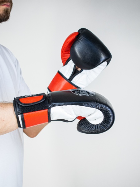 Перчатки боксерские LEADERS LiteSeries (черно-красные)