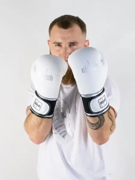 C137 Перчатки боксерские Clinch Fight 2.0  бело-серебристые C137 Перчатки боксерские Clinch Fight 2.0  бело-серебристые